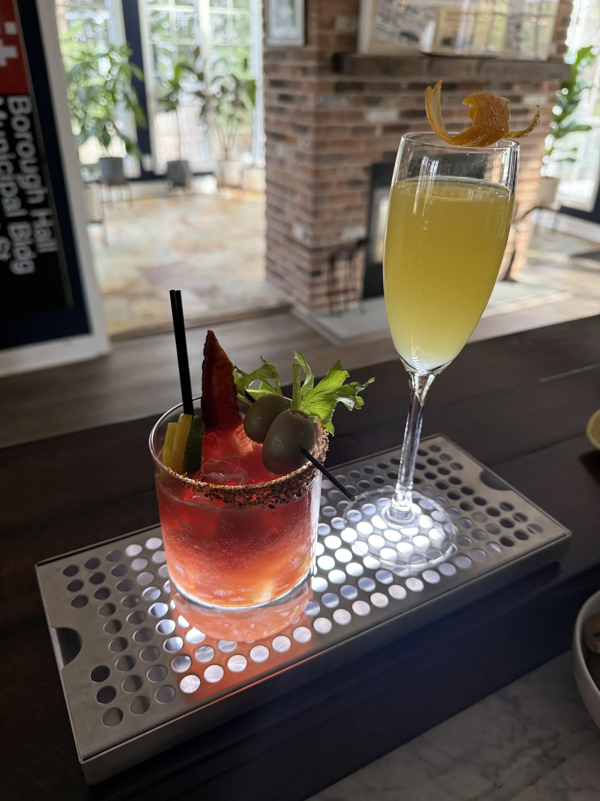Presentación de cócteles con cristalería y garnishes