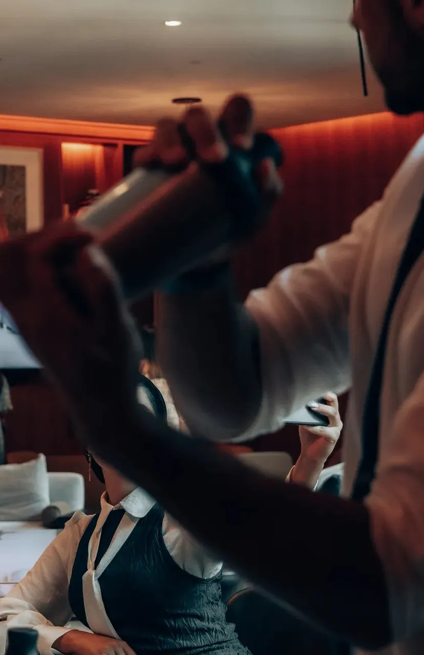 Bartender agitando coctelera